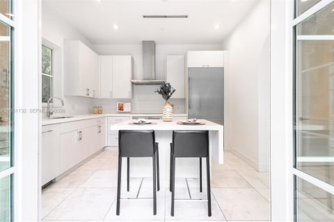 Купить таунхаус в Корал-Гейблс, Флорида 3 спальни, 237.83м2, № 2020960 - фото 10