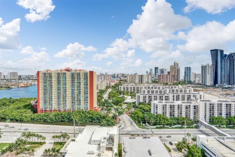 Condo in Sunny Isles Beach, Florida, 2 bedrooms  № 2018192 - photo 26