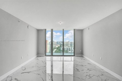 Condo in Sunny Isles Beach, Florida, 2 bedrooms  № 2018192 - photo 4