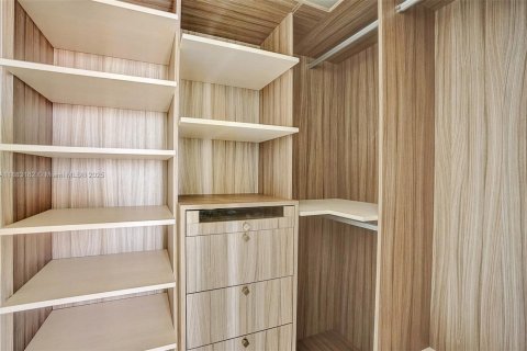 Condo in Sunny Isles Beach, Florida, 2 bedrooms  № 2018192 - photo 23