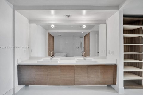 Condo in Sunny Isles Beach, Florida, 2 bedrooms  № 2018192 - photo 16