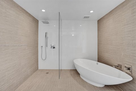 Condo in Sunny Isles Beach, Florida, 2 bedrooms  № 2018192 - photo 17