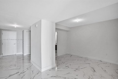 Condo in Sunny Isles Beach, Florida, 2 bedrooms  № 2018192 - photo 30