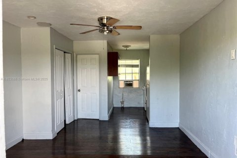 Condominio en alquiler en West Park, Florida, 290.23 m2 № 1877596 - foto 1