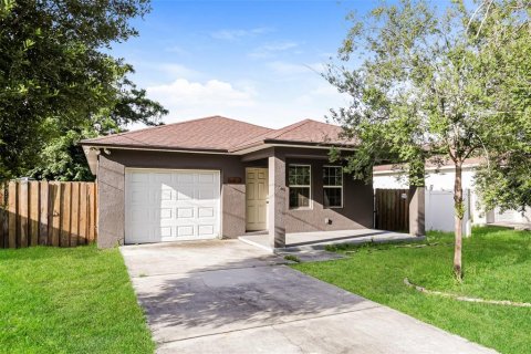 House in Tampa, Florida 3 bedrooms, 125.6 sq.m. № 2205683 - photo 2