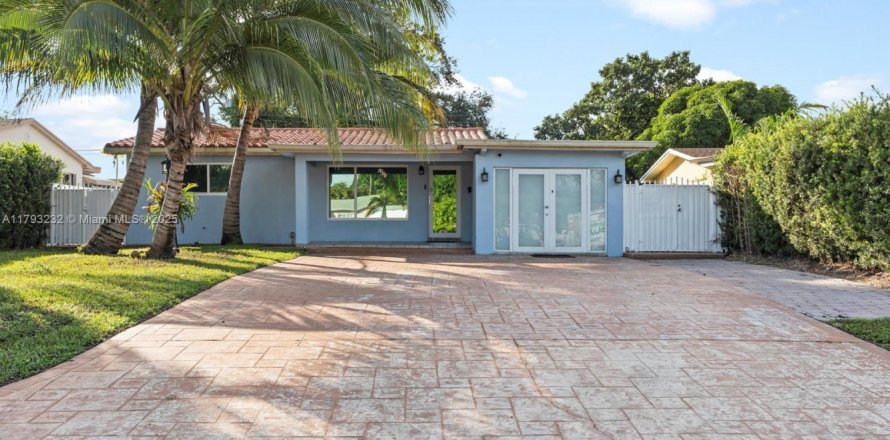 House in Pembroke Pines, Florida 4 bedrooms, 138.61 sq.m. № 1896364