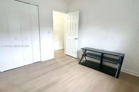 House in Pembroke Park, Florida 2 bedrooms № 2011160 - photo 14