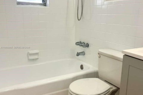 House in Pembroke Park, Florida 2 bedrooms № 2011160 - photo 10