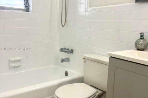 House in Pembroke Park, Florida 2 bedrooms № 2011160 - photo 12