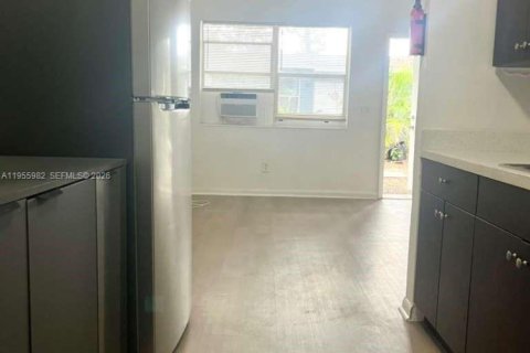 House in Pembroke Park, Florida 2 bedrooms № 2011160 - photo 4