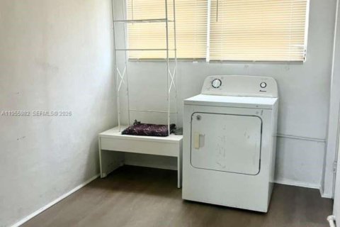 House in Pembroke Park, Florida 2 bedrooms № 2011160 - photo 15