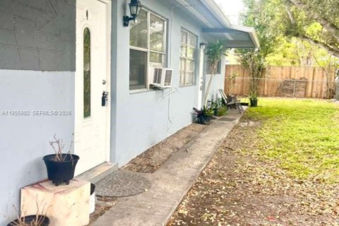 House in Pembroke Park, Florida 2 bedrooms № 2011160