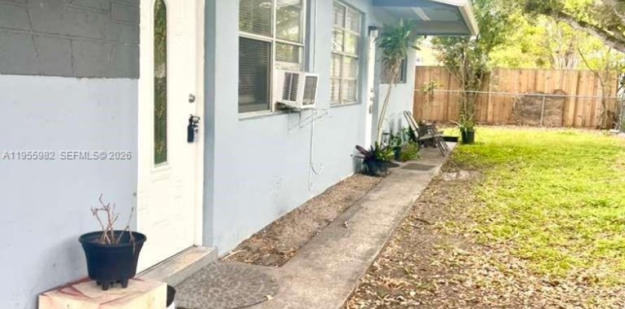 House in Pembroke Park, Florida 2 bedrooms № 2011160