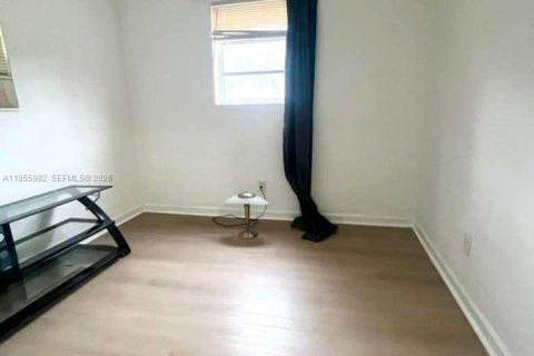 House in Pembroke Park, Florida 2 bedrooms № 2011160 - photo 11