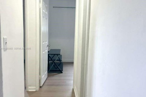 House in Pembroke Park, Florida 2 bedrooms № 2011160 - photo 7