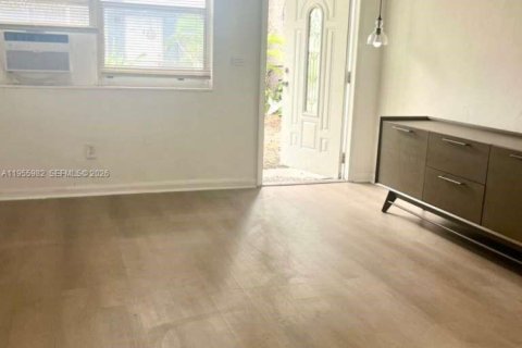 House in Pembroke Park, Florida 2 bedrooms № 2011160 - photo 2