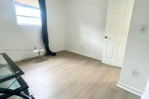 House in Pembroke Park, Florida 2 bedrooms № 2011160 - photo 9