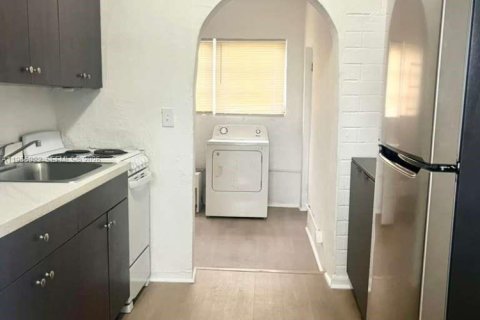 House in Pembroke Park, Florida 2 bedrooms № 2011160 - photo 3