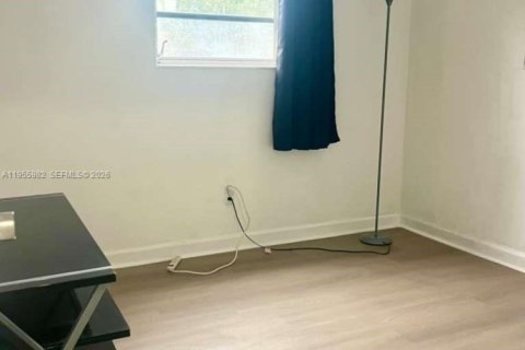 House in Pembroke Park, Florida 2 bedrooms № 2011160 - photo 13