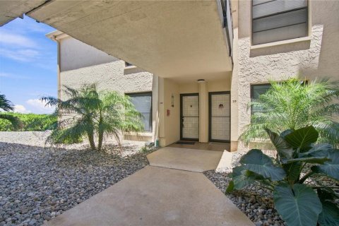 Condo in Saint Petersburg, Florida, 2 bedrooms № 2322301 - photo 2
