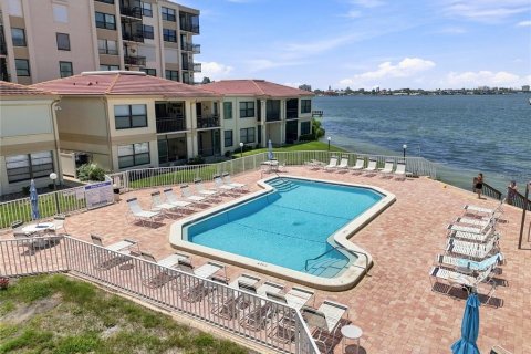 Condo in Saint Petersburg, Florida, 2 bedrooms № 2322301 - photo 29