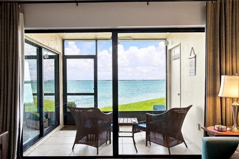 Condo in Saint Petersburg, Florida, 2 bedrooms № 2322301 - photo 11