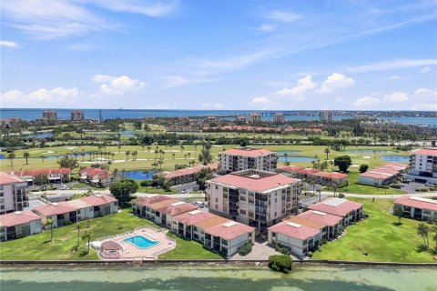 Condo à Saint Petersburg, Floride, 2 chambres  № 2322301