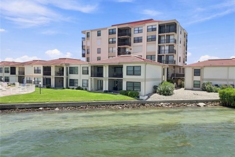 Condo in Saint Petersburg, Florida, 2 bedrooms № 2322301 - photo 24