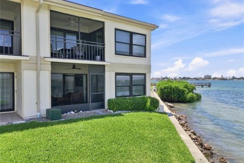 Condo in Saint Petersburg, Florida, 2 bedrooms № 2322301 - photo 25