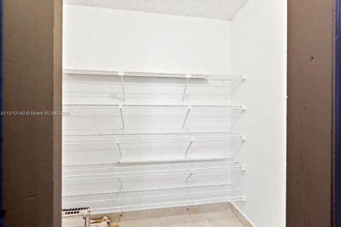 Copropriété à louer à Miami, Floride: 1 chambre, 55.09 m2 № 1943073 - photo 11