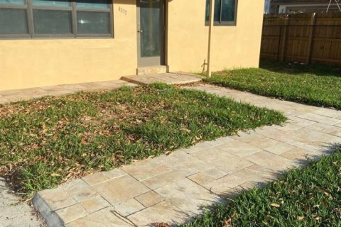House in Dania Beach, Florida 4 bedrooms № 1186341 - photo 1