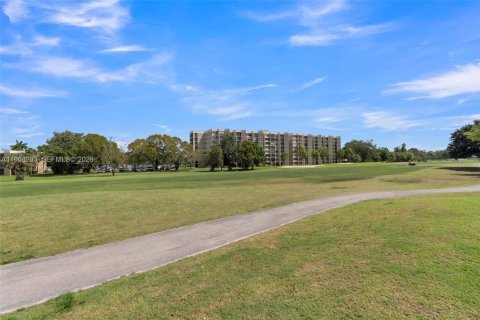 Снять в аренду кондоминиум в Уэстон, Флорида 2 спальни, 118.26м2, № 2030428 - фото 22