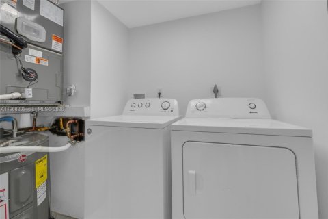 Снять в аренду кондоминиум в Уэстон, Флорида 2 спальни, 118.26м2, № 2030428 - фото 12