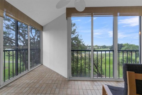 Снять в аренду кондоминиум в Уэстон, Флорида 2 спальни, 118.26м2, № 2030428 - фото 8