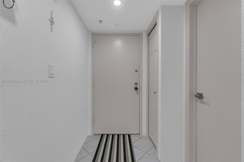 Снять в аренду кондоминиум в Уэстон, Флорида 2 спальни, 118.26м2, № 2030428 - фото 2