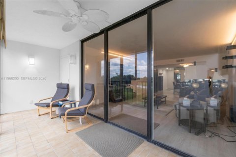 Снять в аренду кондоминиум в Уэстон, Флорида 2 спальни, 118.26м2, № 2030428 - фото 6