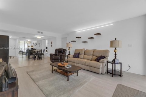 Снять в аренду кондоминиум в Уэстон, Флорида 2 спальни, 118.26м2, № 2030428 - фото 3