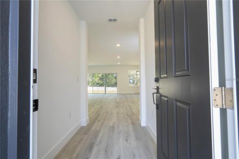 House in Eustis, Florida 4 bedrooms, 172.89 sq.m. № 2296335 - photo 4