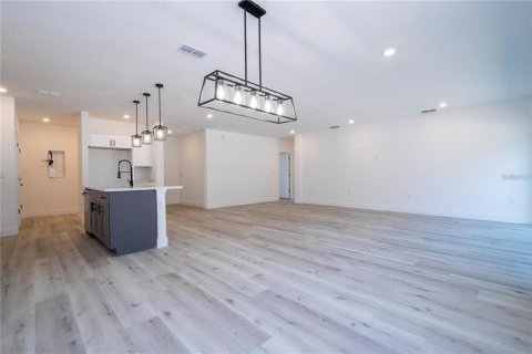 House in Eustis, Florida 4 bedrooms, 172.89 sq.m. № 2296335 - photo 8