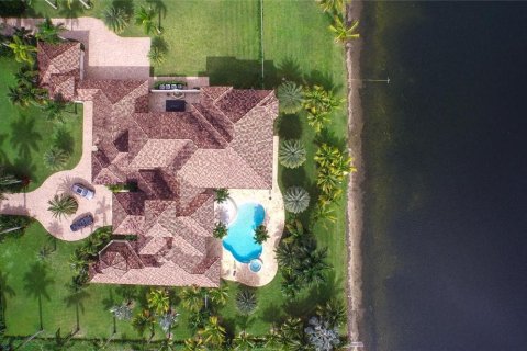House in Davie, Florida 5 bedrooms, 989.22 sq.m. № 109066 - photo 1