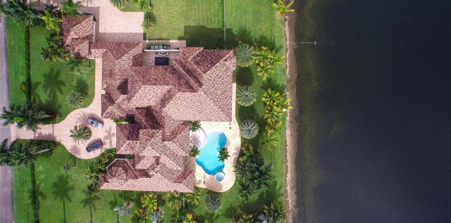 House in Davie, Florida 5 bedrooms, 989.22 sq.m. № 109066