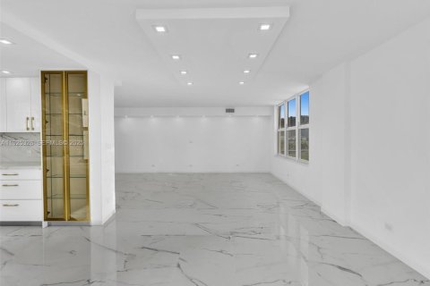 Condominio en venta en Sunny Isles Beach, Florida, 2 dormitorios, 144.18 m2 № 1984403 - foto 11