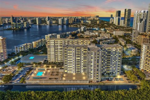 Condominio en venta en Sunny Isles Beach, Florida, 2 dormitorios, 144.18 m2 № 1984403 - foto 1