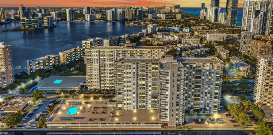Condominio en Sunny Isles Beach, Florida, 2 dormitorios  № 1984403