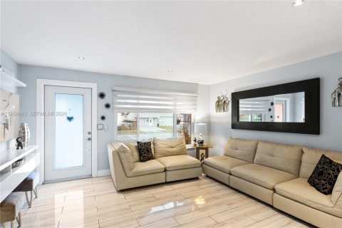 House in Hollywood, Florida 3 bedrooms, 127.28 sq.m. № 2020198 - photo 4