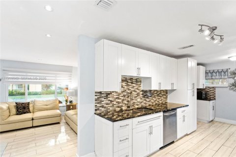 House in Hollywood, Florida 3 bedrooms, 127.28 sq.m. № 2020198 - photo 8