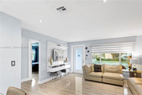 House in Hollywood, Florida 3 bedrooms, 127.28 sq.m. № 2020198 - photo 5