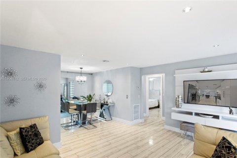 House in Hollywood, Florida 3 bedrooms, 127.28 sq.m. № 2020198 - photo 3