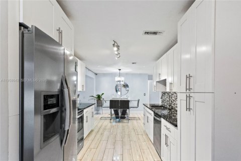 House in Hollywood, Florida 3 bedrooms, 127.28 sq.m. № 2020198 - photo 10