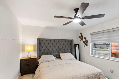 House in Hollywood, Florida 3 bedrooms, 127.28 sq.m. № 2020198 - photo 15